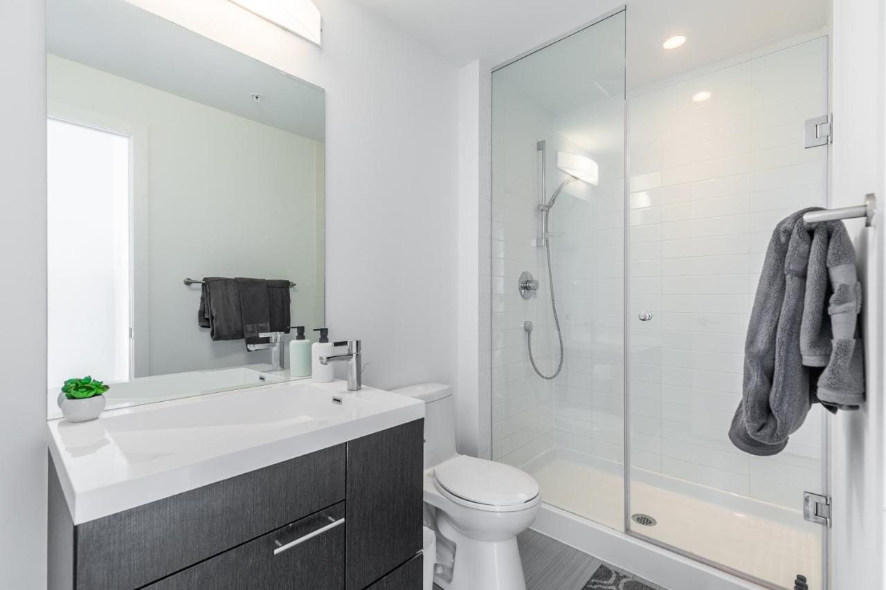 Luxury 2 Bedroom In The Heart Of Entertainment District W/ Cn Tower View Торонто Екстериор снимка